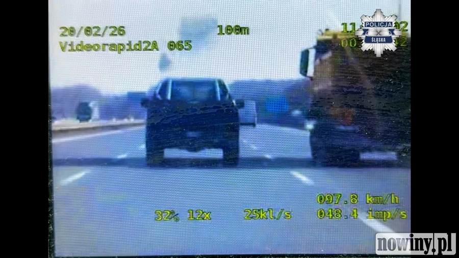 Bryła lodu spadła z samochodu wprost pod koła radiowozu [WIDEO]