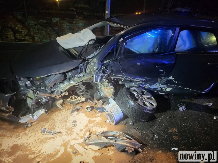 Groźne zderzenie w Rybniku. Potrzebny był sprzęt hydrauliczny, by wydobyć kierowcę
