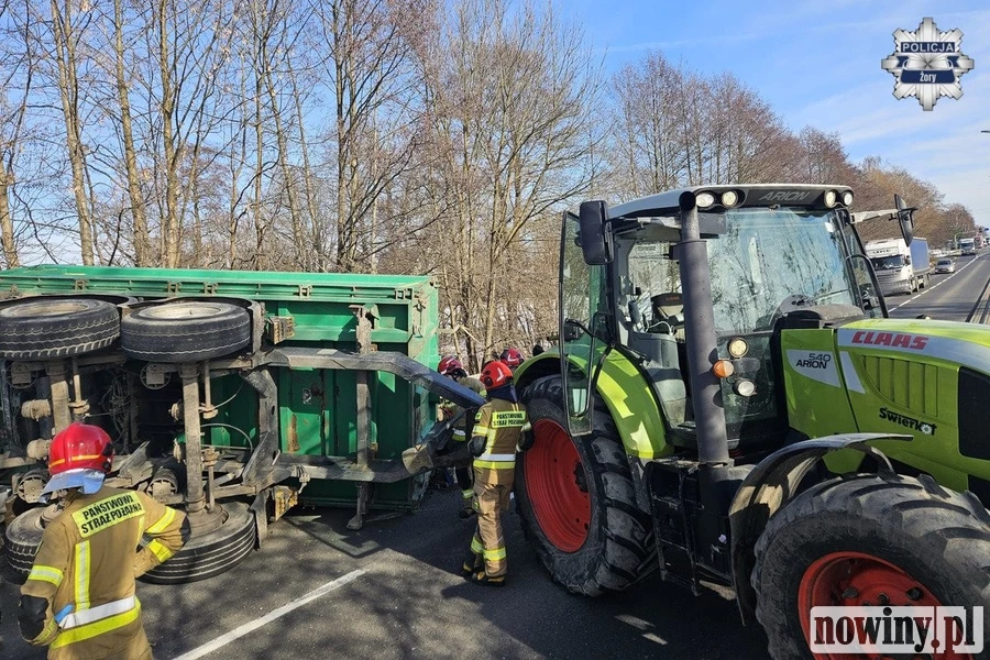 Żory: Zderzenie dwóch osobówek i ciągnik przewrócony na jezdni [ZDJĘCIA]