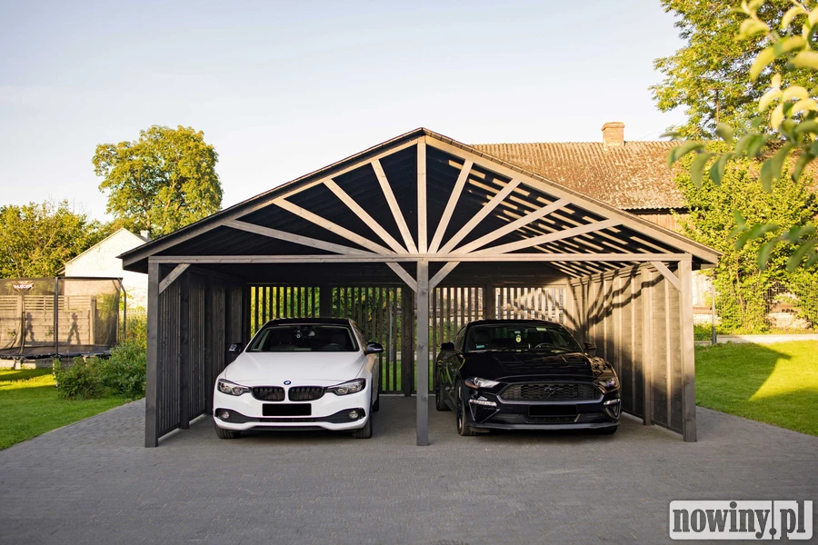 Wiata garażowa czy garaż blaszany – co bardziej opłaca się przy domu jednorodzinnym?