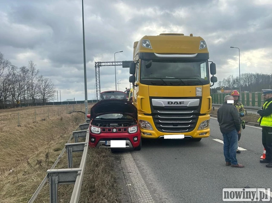 Stłuczka w Łaziskach z udziałem osobówki i pojazdu ciężarowego [ZDJĘCIA]