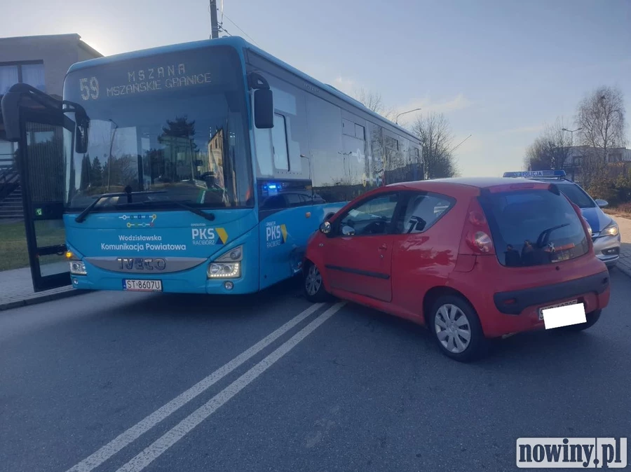 Zdarzenie drogowe z udziałem autobusu i osobówki w Wodzisławiu Śląskim. Działania trwają