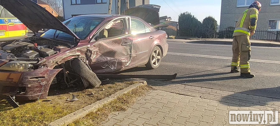 Rydułtowy: Kierująca zjechała na przeciwny pas i zderzyła się z ciężarówką [ZDJĘCIA]