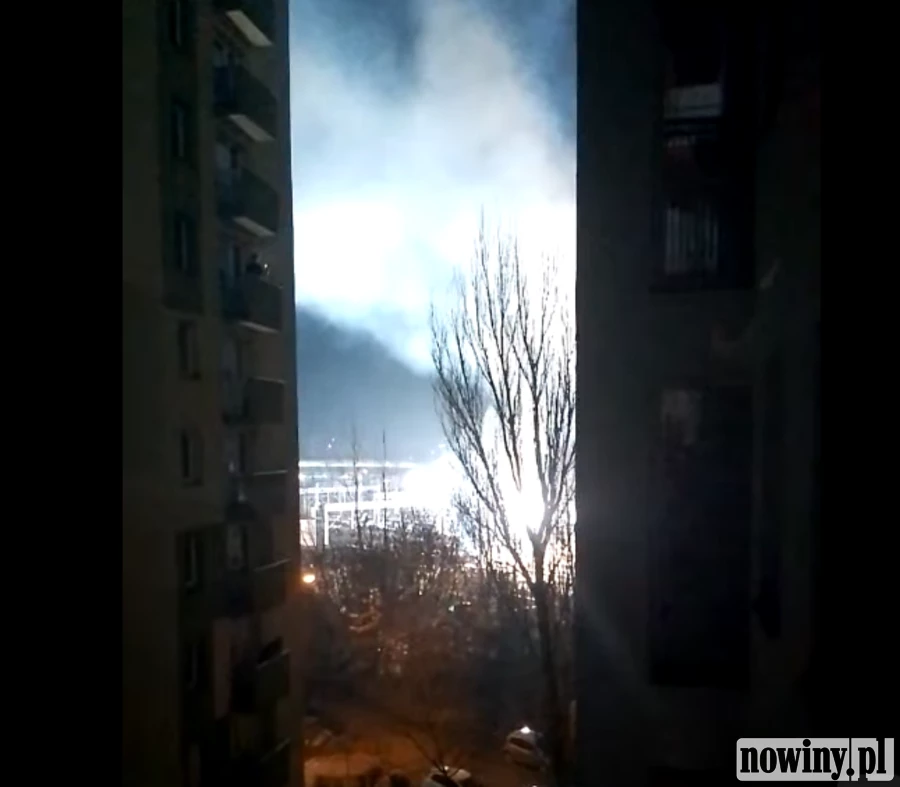 Hałas i jasne rozbłyski w środku nocy. Na stacji PKP w Rybniku zapalił się słup trakcyjny [WIDEO]
