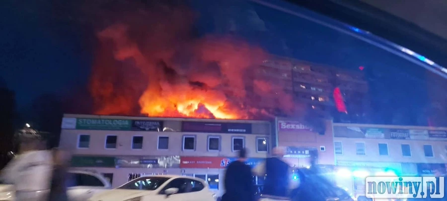 Zapaliło się łóżko w solarium. Pożar w pawilonie handlowym w Jastrzębiu-Zdroju [ZDJĘCIA, WIDEO]