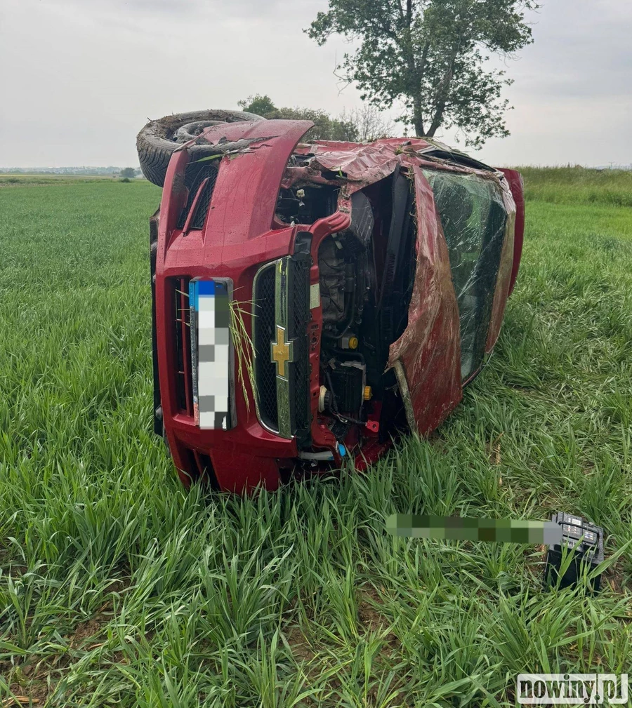 Chevrolet wypadł z drogi w Tworkowie. 18-letni kierowca nie odniósł obrażeń