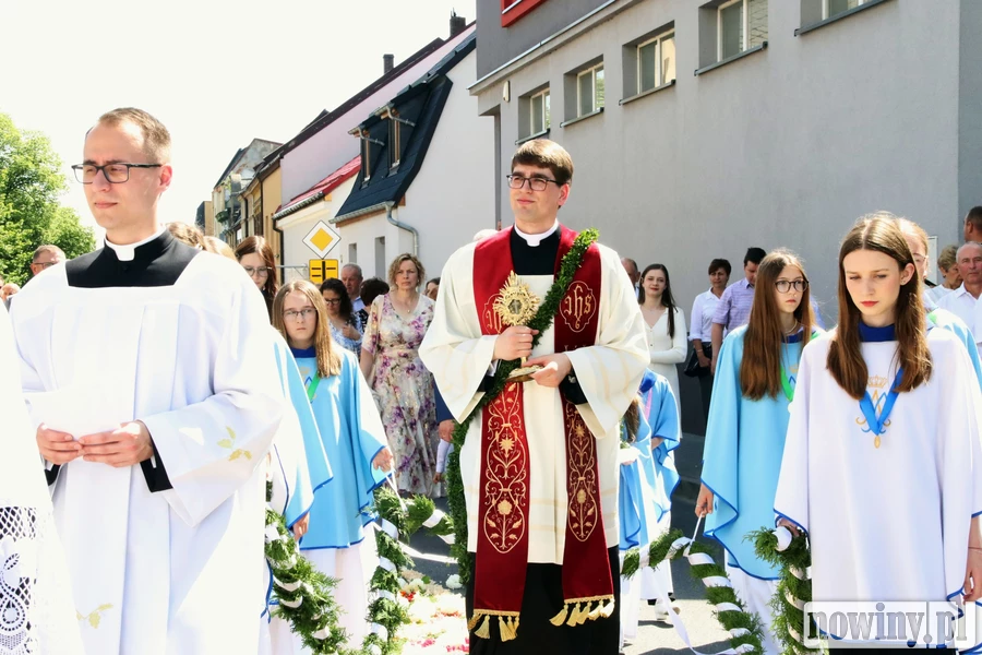 Krzanowice znów przeżyły prymicje po ponad dwóch dekadach. Wśród tłumów wiernych ks. Mateusz Pytel odprawił pierwszą mszę w rodzinnej parafii [ZDJĘCIA]