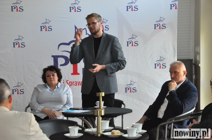 "Pan Mieczysław Kieca jest zapatrzony w Donalda Tuska. Ja Donalda Tuska uważam za skrajnego szkodnika, którego trzeba usunąć od władzy". Spotkanie z posłem Michałem Wosiem w Radlinie [ZDJĘCIA]