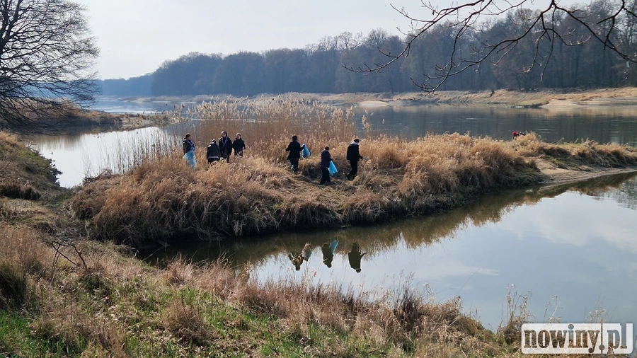 Co trafia do Odry? System kaucyjny ogranicza plastik, ale "małpki" przez cały czas trafiają do rzeki. W wodzie lądują też... hulajnogi