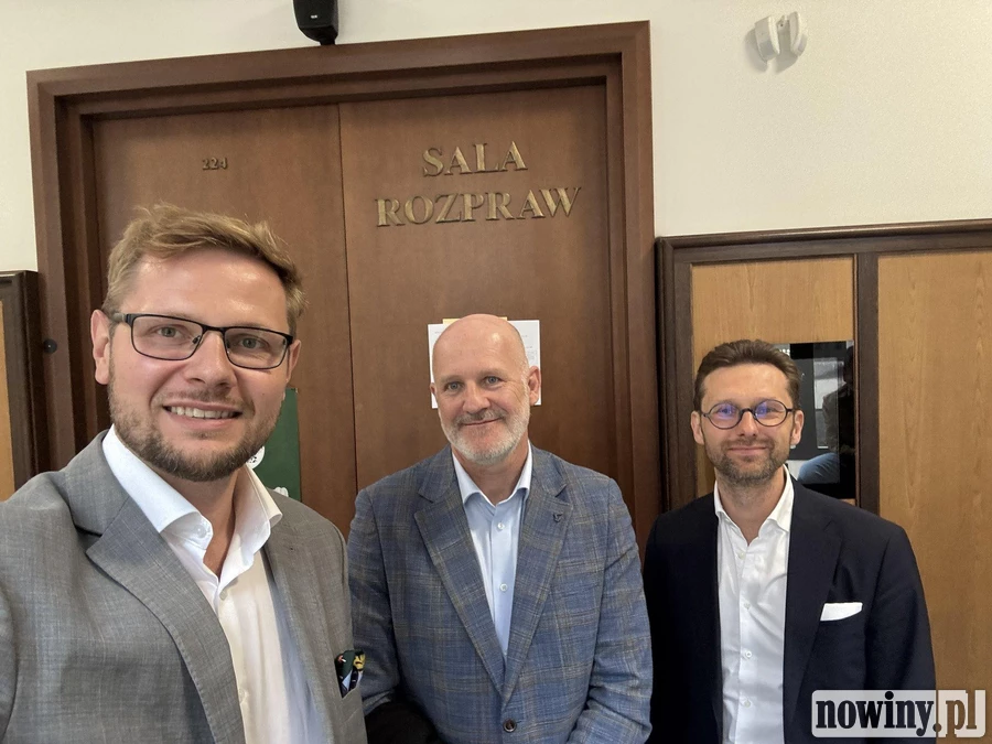 Poseł Woś i jego adwokaci cieszą się z decyzji sądu, który uchylił zajęcie domu, samochodu i konta bankowego polityka PiS
