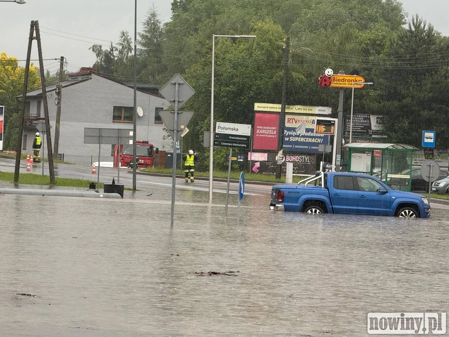 Pszczyńska i Gagarina w Jastrzębiu zalane po ulewie. Drogi po burzy zabrudzone w Połomi