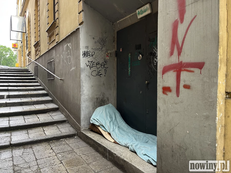 „Śmieci, fekalia i alkohol”. Radni-widzowie o strachu po wyjściu z kina