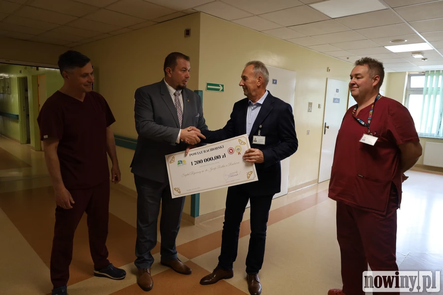 Rada powiatu przyznała, starosta wręczył. 1 200 000 zł od podatników na szpital w Raciborzu