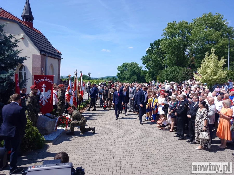 Prezydent Karol Nawrocki w Grabówce. Odsłonił tablicę i spotkał się z mieszkańcami [ZDJĘCIA]