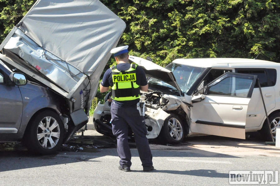 Poważny wypadek w Gorzycach. Trzy osoby poszkodowane. Śmigłowiec LPR na miejscu [ZDJĘCIA]