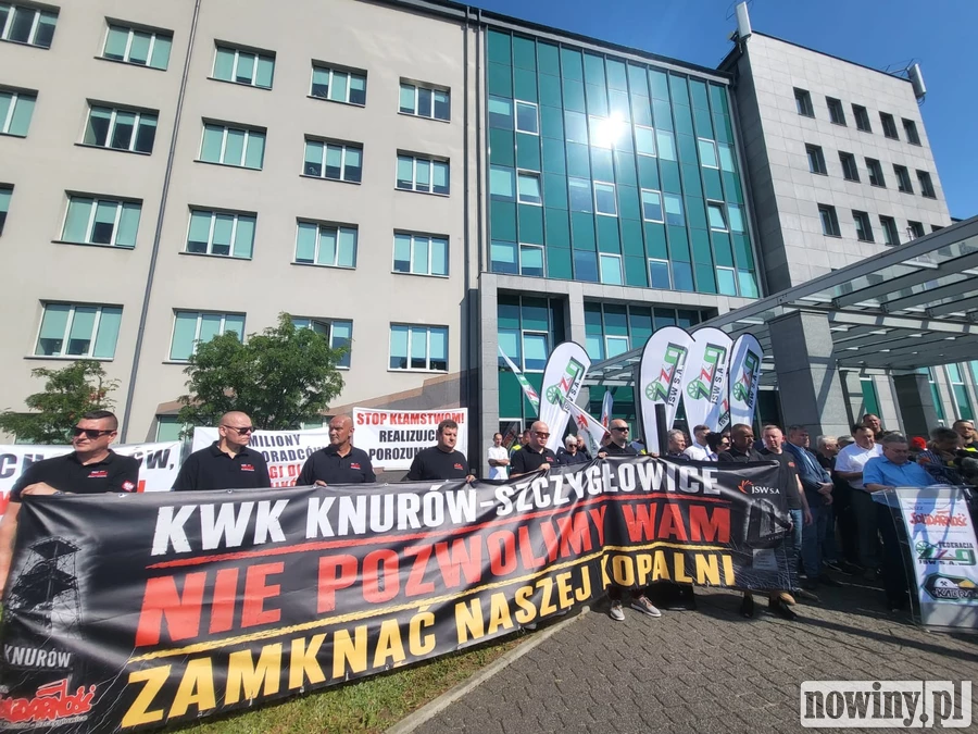 Związkowcy przed JSW mówią o zagrożeniu bezpieczeństwa pracowników i braku pomocy polityków [ZDJĘCIA, WIDEO]