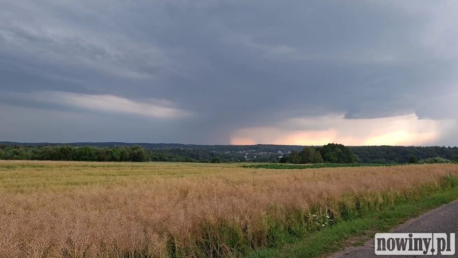 Kolejna burza przechodzi przez nasz region. Ulewny deszcz i wiatr [ZDJĘCIA]