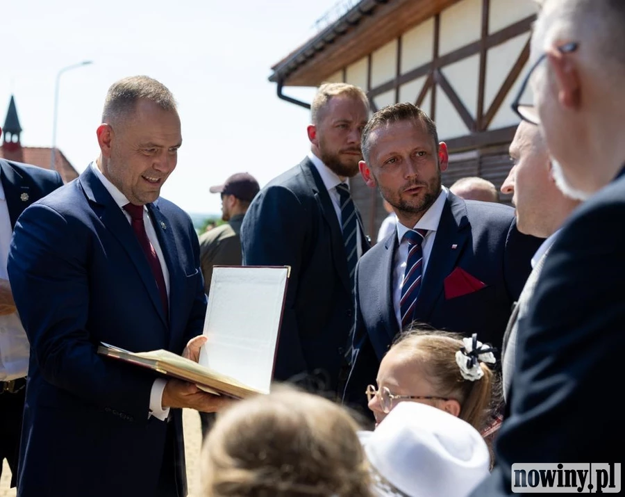 Czernica odnowiła gest sprzed 100 lat. Księga z życzeniami trafiła do Prezydenta RP