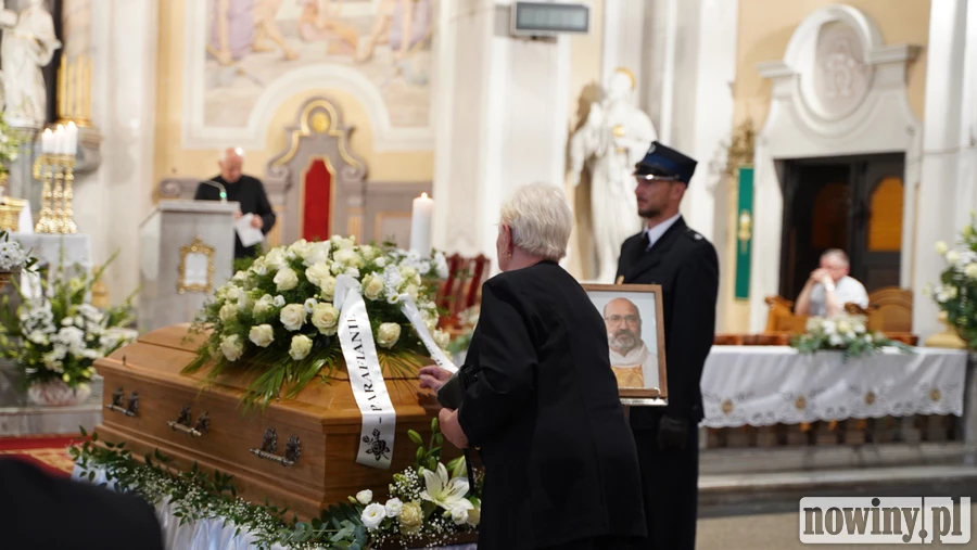 Tłumy wiernych uczestniczyły w mszy żałobnej za zmarłego proboszcza