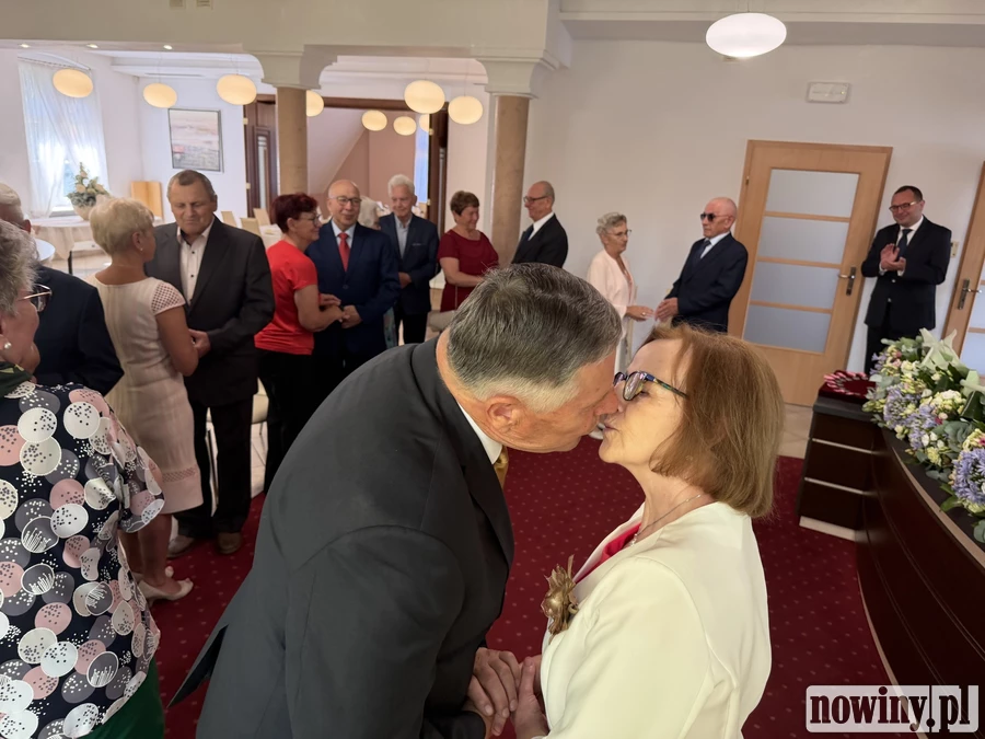 „Miłość jest w życiu najważniejsza”. 8 par świętowało w Raciborzu 50-lecie pożycia małżeńskiego.