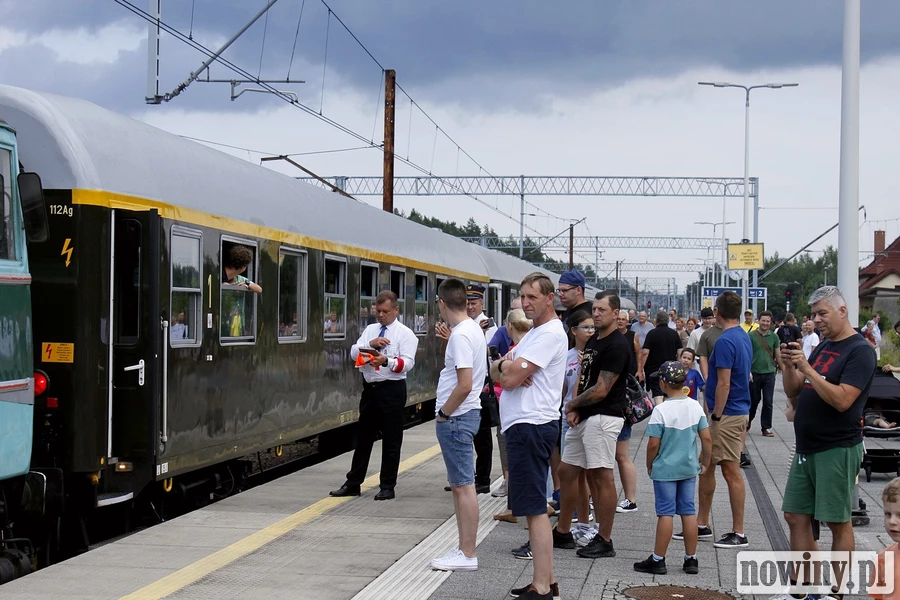 Historyczny „Hajer” zatrzymał się w Suminie. Na peronie czekali pasjonaci kolei z aparatami