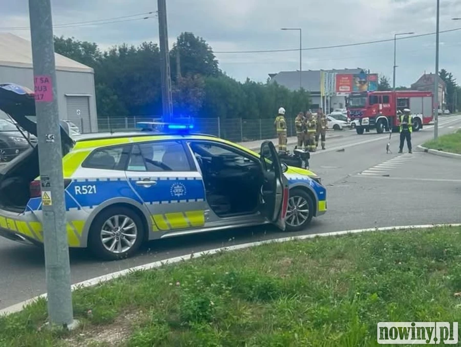 Niebezpieczna sytuacja na drodze w Raciborzu. Osobówka zderzyła się z motocyklem