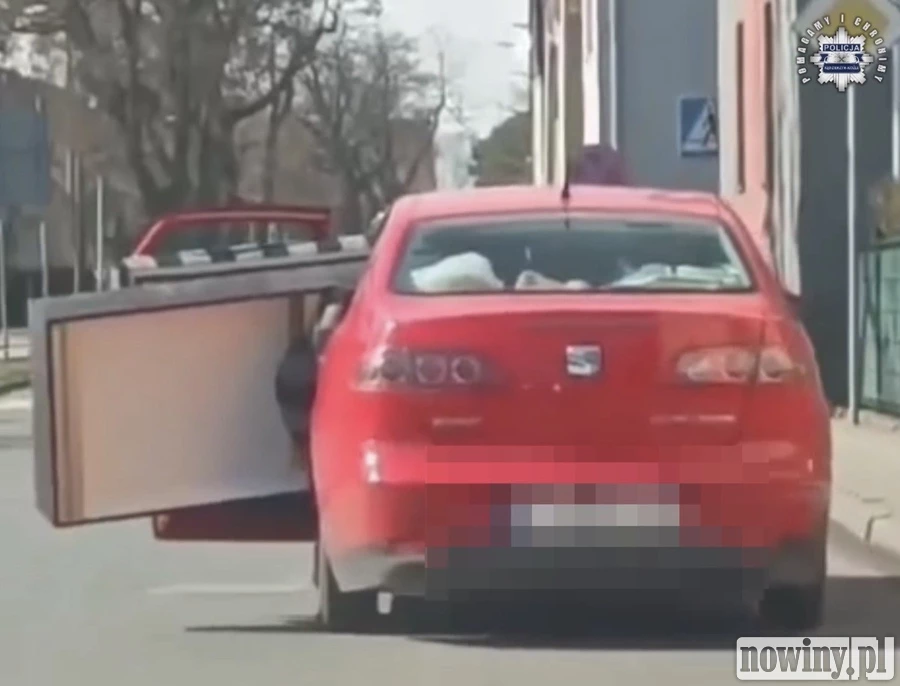 Wepchnęła kanapę do seata i ruszyła przez miasto. Nagranie trafiło na policję [WIDEO]