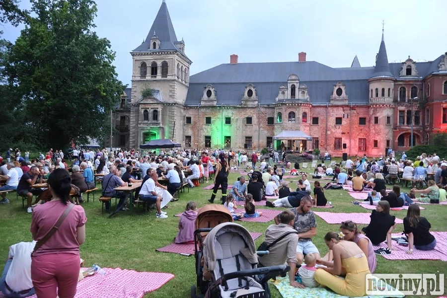 Zabytkowe auta, największe polskie przeboje i piracki fire-show na wodzie. Taki wieczór zaplanowano przy pałacu w Krowiarkach [ZAPOWIEDŹ]