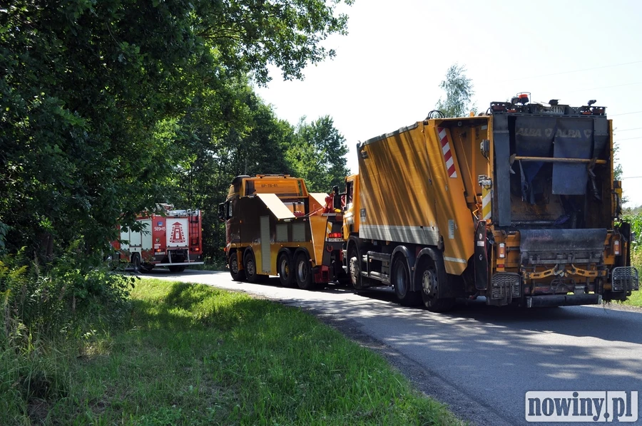 Śmieciarka przewróciła się na ul. Rybnickiej. Droga przez kilka godzin była całkowicie zablokowana