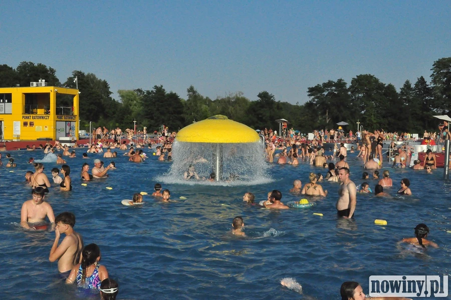 Tłumy na basenie Ruda w Rybniku. Upały przyciągnęły plażowiczów [ZDJĘCIA]
