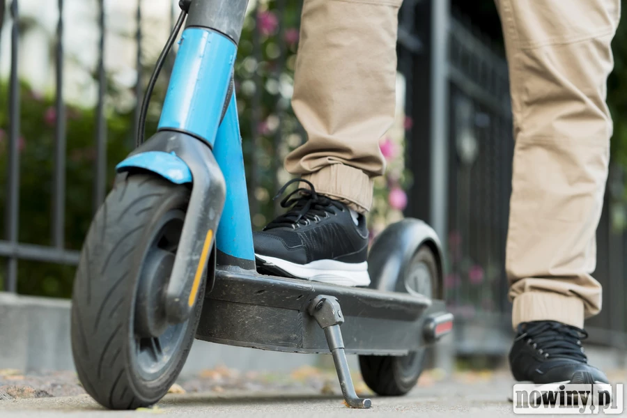 16-latek jechał hulajnogą po ruchliwej drodze z pasażerem. Policjanci wyczuli alkohol