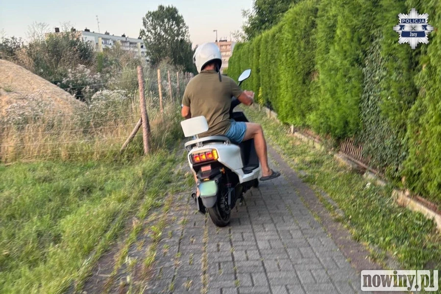 Szarżował motorowerem po chodniku w Żorach. Nie spodziewał się policjanta po służbie