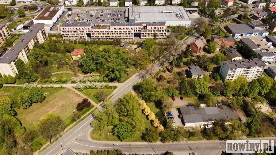 Kiedyś był tu park. Dziś asfalt nagrzewa się do ponad 56 stopni