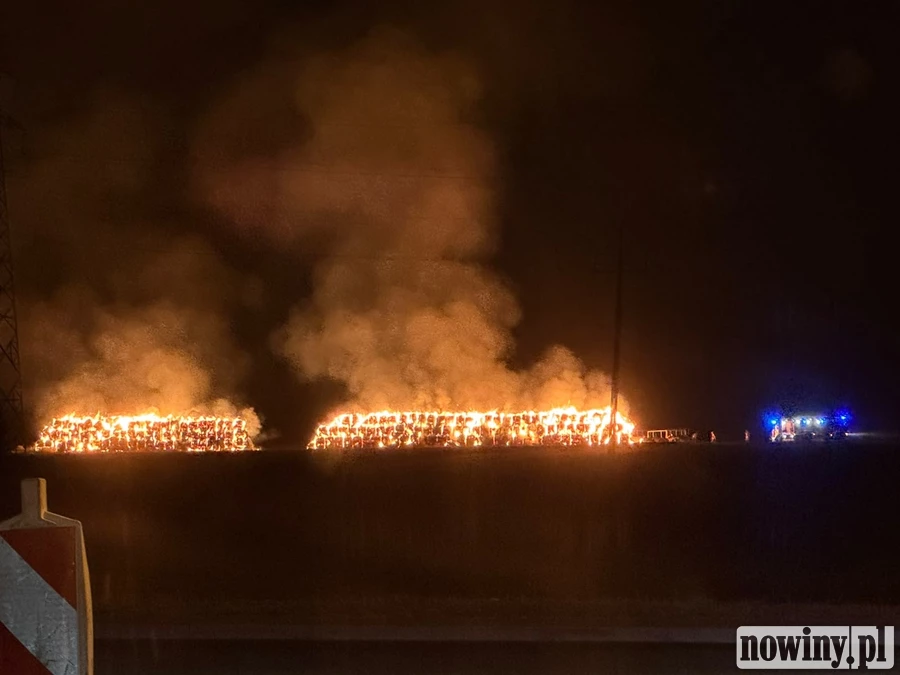 Nocny pożar czterech stogów słomy w Raciborzu. Straty przekraczają 200 tys. zł