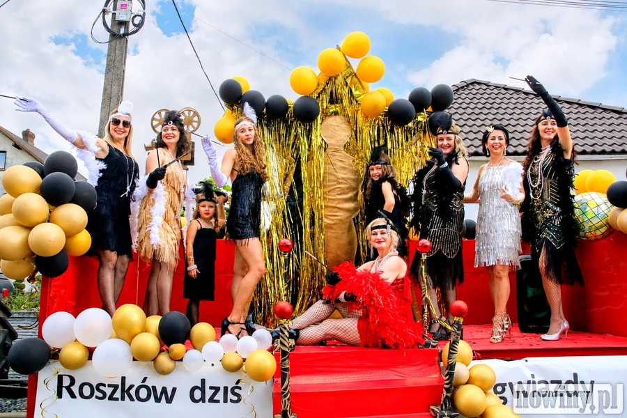 Ależ dożynkowy korowód w Roszkowie. Mieszkańcy zadbali o każdy szczegół [ZDJĘCIA, WIDEO]