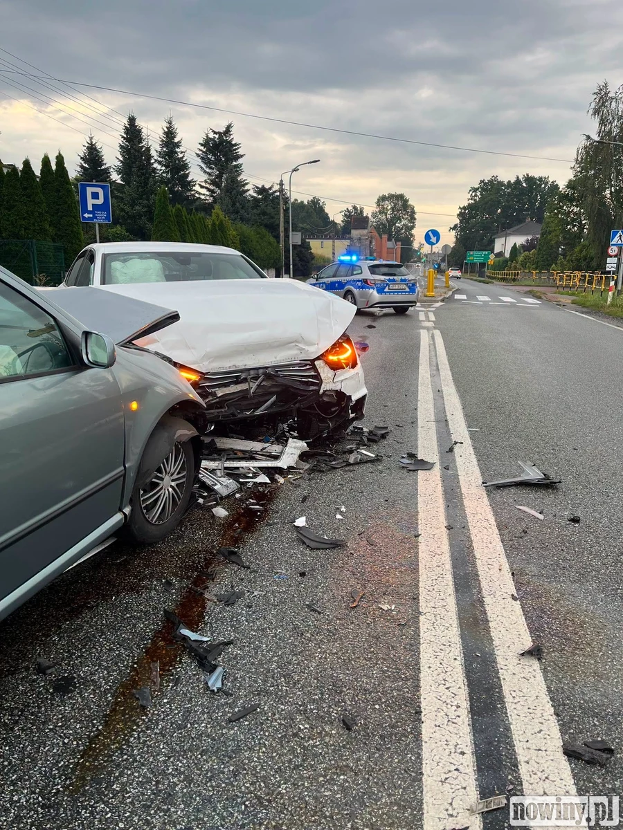 Pilne! Czołowe zderzenie na DK45 w Krzyżanowicach. Droga całkowicie zablokowana