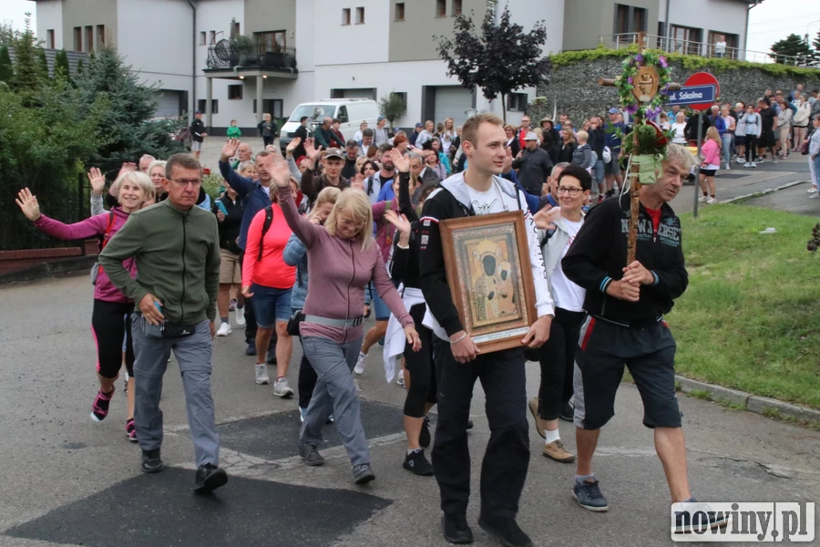 Pielgrzymi wyruszyli z Rogowa na Jasną Górę już po raz 24. [ZDJĘCIA]