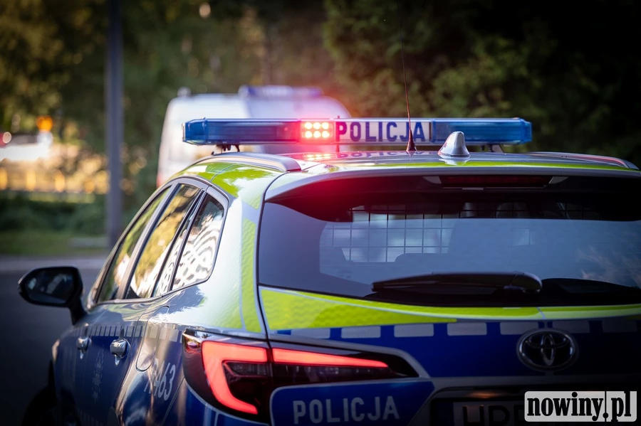 Tragiczny wypadek w Pszowie. Samochód spłonął po uderzeniu w drzewo, kierowca zginął