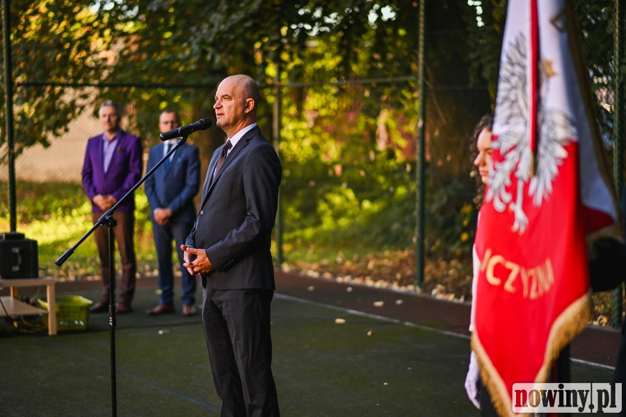 Inauguracja z udziałem służb mundurowych. Ekonomik rozpoczął nowy rok szkolny [ZDJĘCIA]