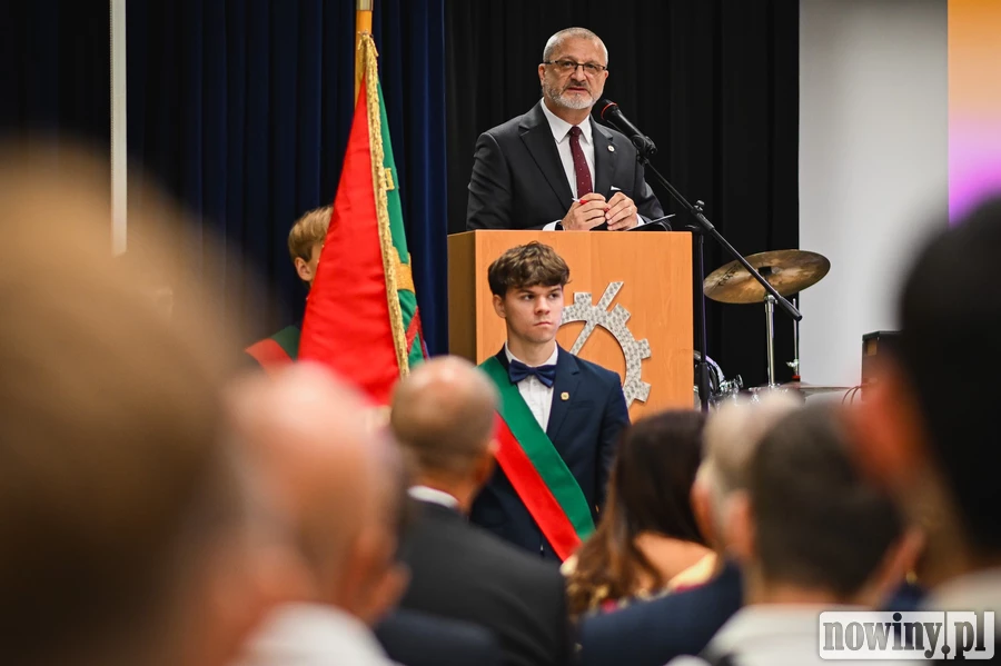Nowy rok szkolny rozpoczęty. Powiatowa inauguracja w raciborskim „Mechaniku” [ZDJĘCIA]
