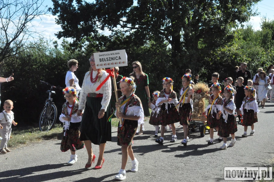 Barwny korowód przeszedł przez Bełsznicę. Tak rozpoczęła się popołudniowa część dożynek parafialnych [ZDJĘCIA]