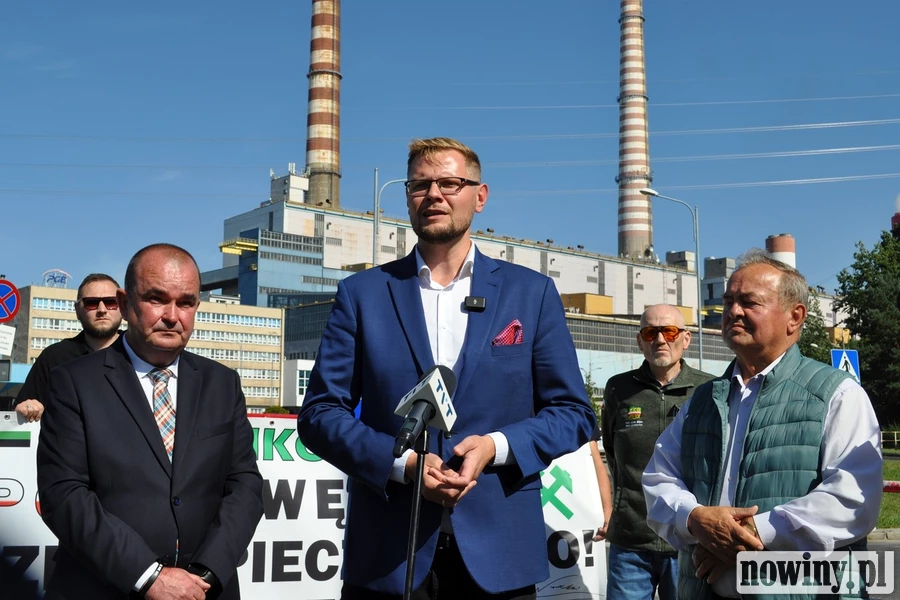 Politycy PiS pod Elektrownią Rybnik. Mówią o ratowaniu węgla, przypominamy decyzje ich rządu