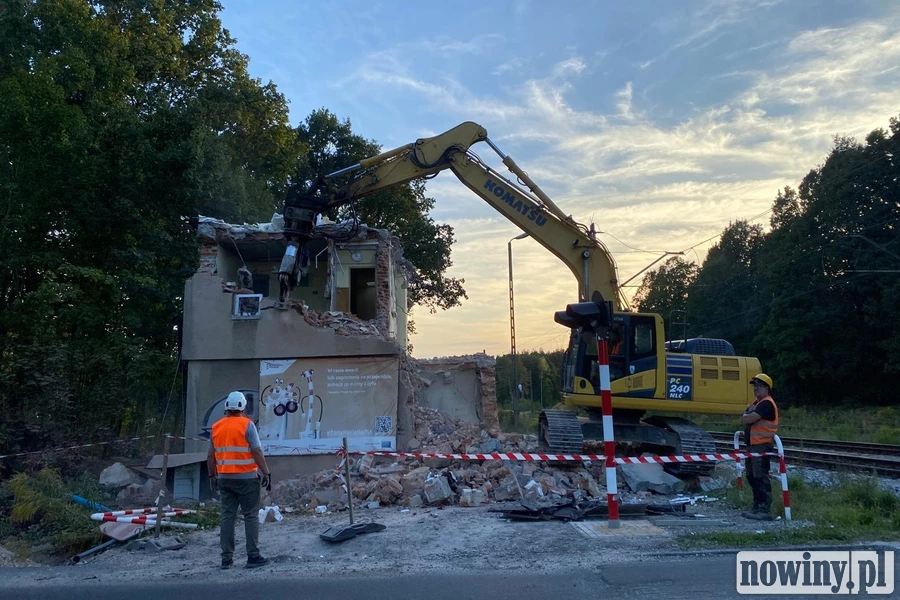Budka dróżnika znika z przejazdu w Rybniku-Kamieniu. Zastąpiła ją automatyka