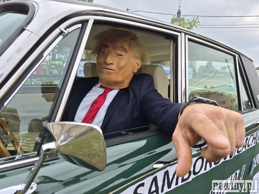 Donald Trump za kierownicą Rovera jechał przez Samborowice. To niejedyna dożynkowa scenka [ZDJĘCIA, WIDEO]