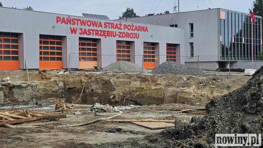 Przed siedzibą straży pożarnej powstaje miejsce schronienia dla 250 ludzi [ZDJĘCIA]