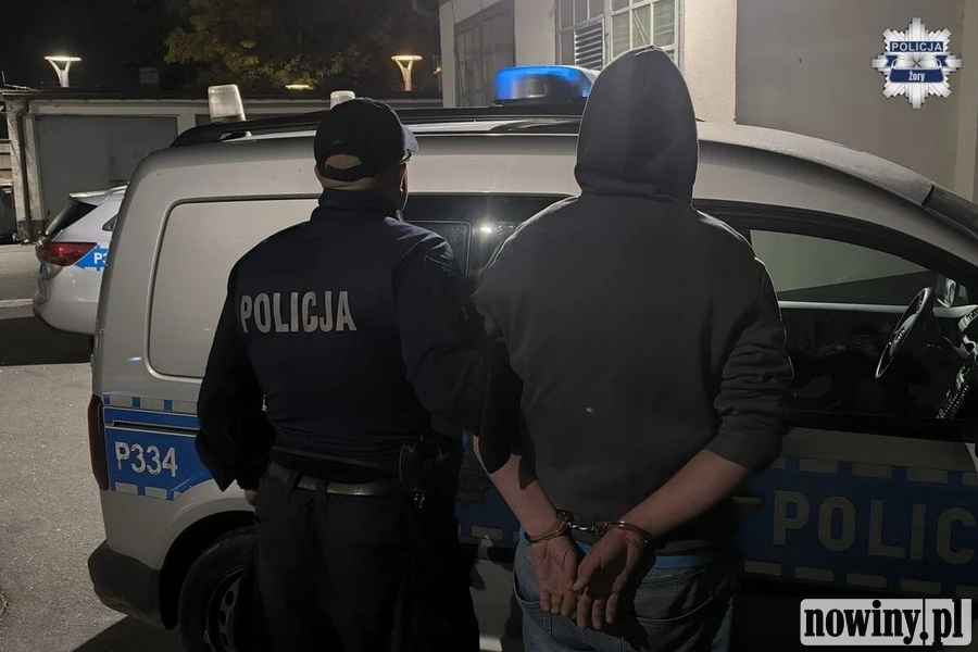 Na widok policjantów wyrzucił woreczek z białym proszkiem i ruszył do ucieczki
