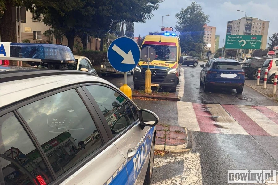 Wypadek na ulicy 26 marca w Wodzisławiu Śląskim. 13-latek na rowerze elektrycznym uderzył w auto