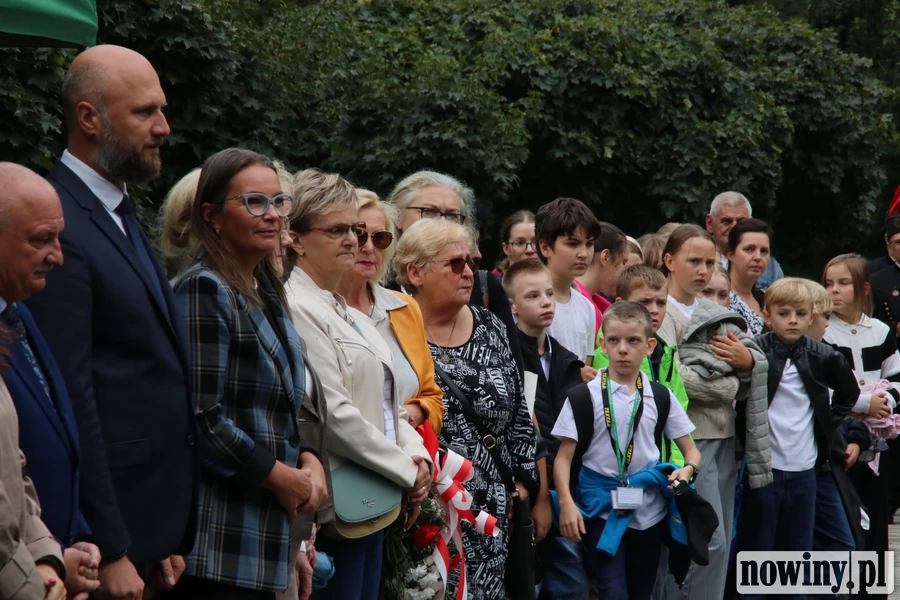 W Radlinie upamiętniono ofiary Tragedii Górnośląskiej. Tablica ku pamięci stanęła w Parku Jordanowskim [ZDJĘCIA]