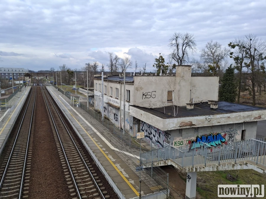Kuźnia Raciborska chce przejąć dworzec, który od lat niszczeje. PKP PLK mówi „nie”. Co stoi na przeszkodzie?