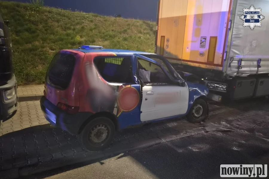 Kierowca Fiata Seicento zjechał z drogi, staranował znak i uderzył w ciężarówkę
